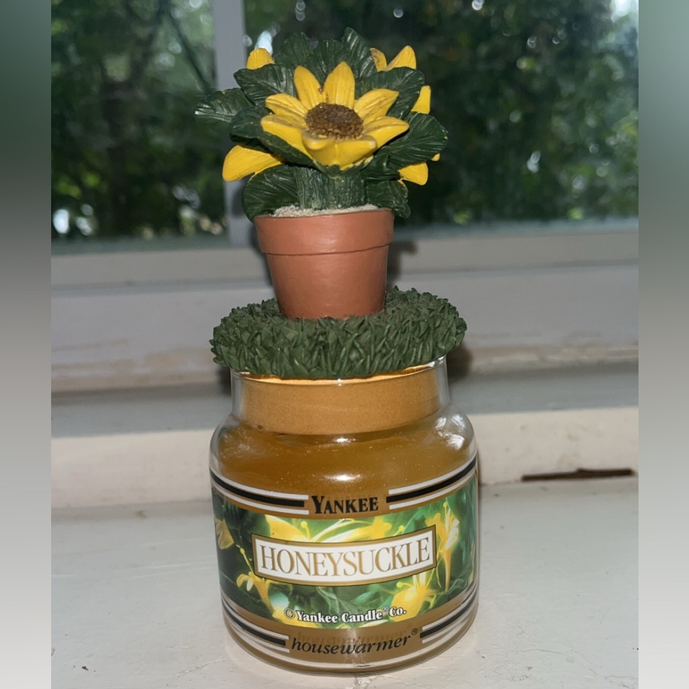 Yankee Candle Honeysuckle Jar with Sunflower Accent